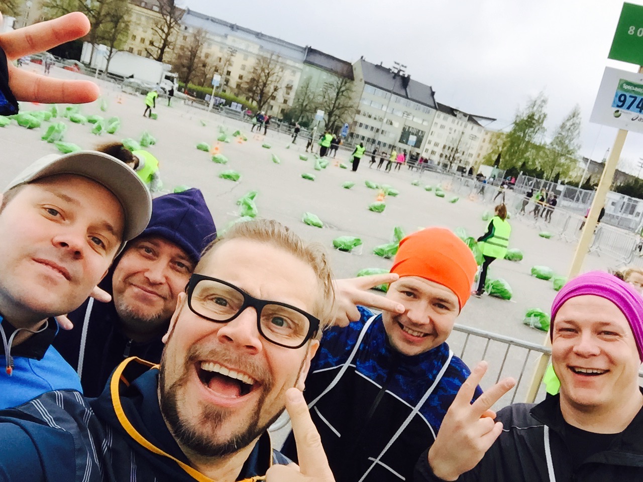 Helsinki City Run -tiimimme iloisissa juoksufiiliksissä
